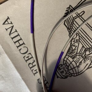 Mi de contrebasse, corde en boyau Frechina filée argent fabriquée à Paris.