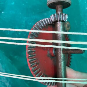 Fabrication de cordes en boyau à l'atelier Cuerdas Frechina, roulage des cordes