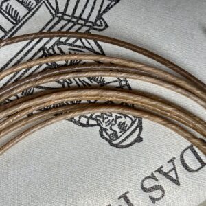 Do viole de gambe basse en boyau fabriqués à paris dans l'atelier des cordes Frechina