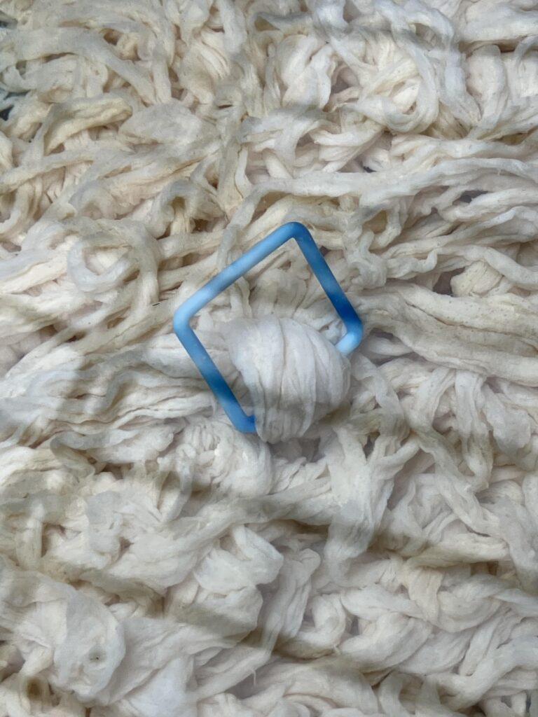 Bac de boyaux de mouton utilisés pour fabriquer de la colle naturelle dite "hide gut", colle à bois pour maruqetterie ou lutherie fabriquée par l'atelier Cuerdas Frechina à Paris.