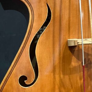 Détails d'un violone en sol fabriqué par Floris van der Voort