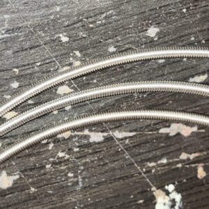 La grave viole de gambe basse filé argent fabriqué à l'atelier cordes Frechina à Paris