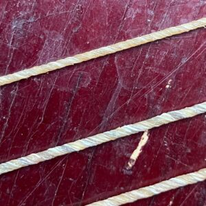 Fabrication de cordes en boyau double torsion Frechina pour sol de violon à l'atelier à belleville à Paris.