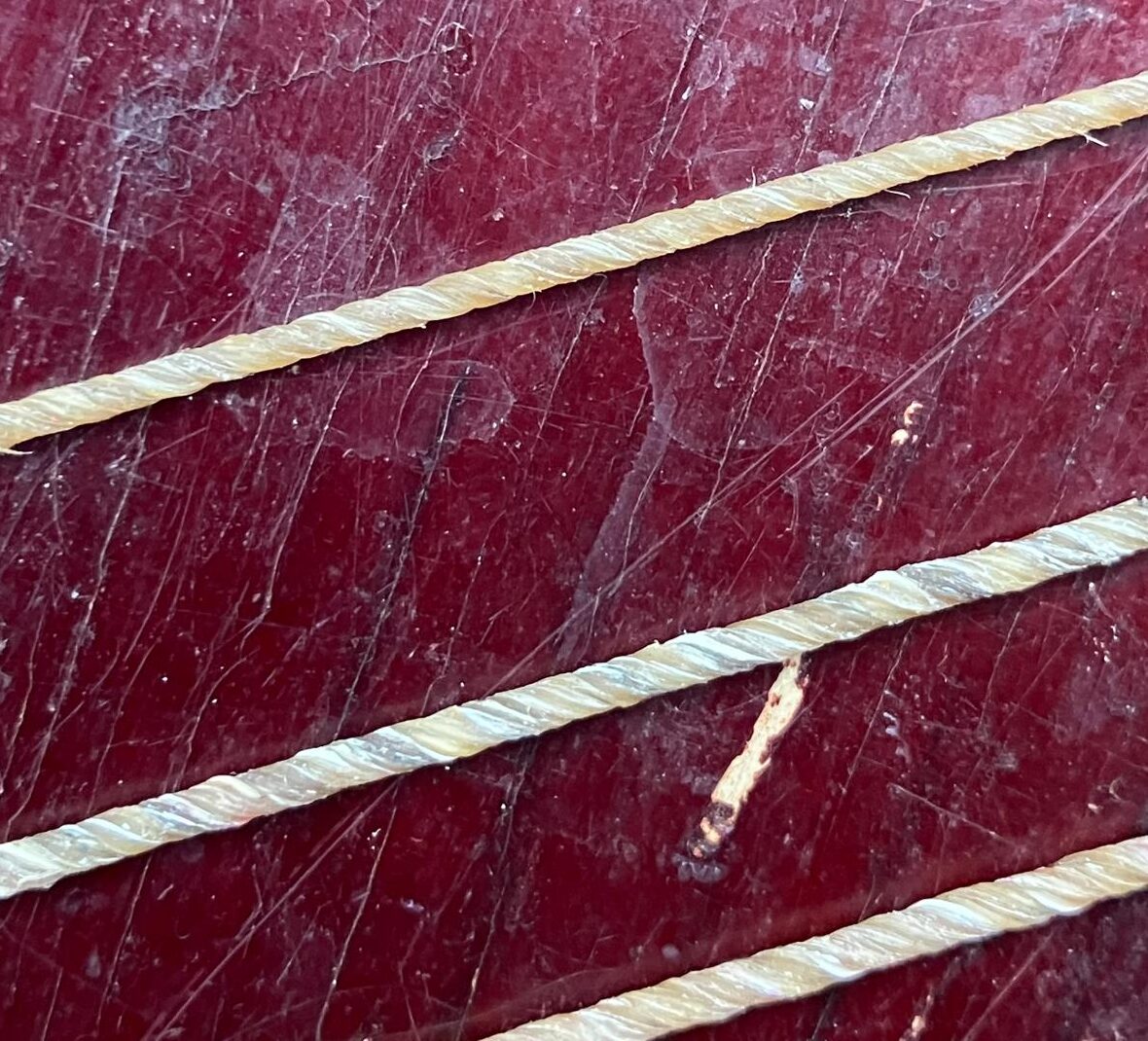 Fabrication de cordes en boyau double torsion Frechina pour sol de violon à l'atelier à belleville à Paris.